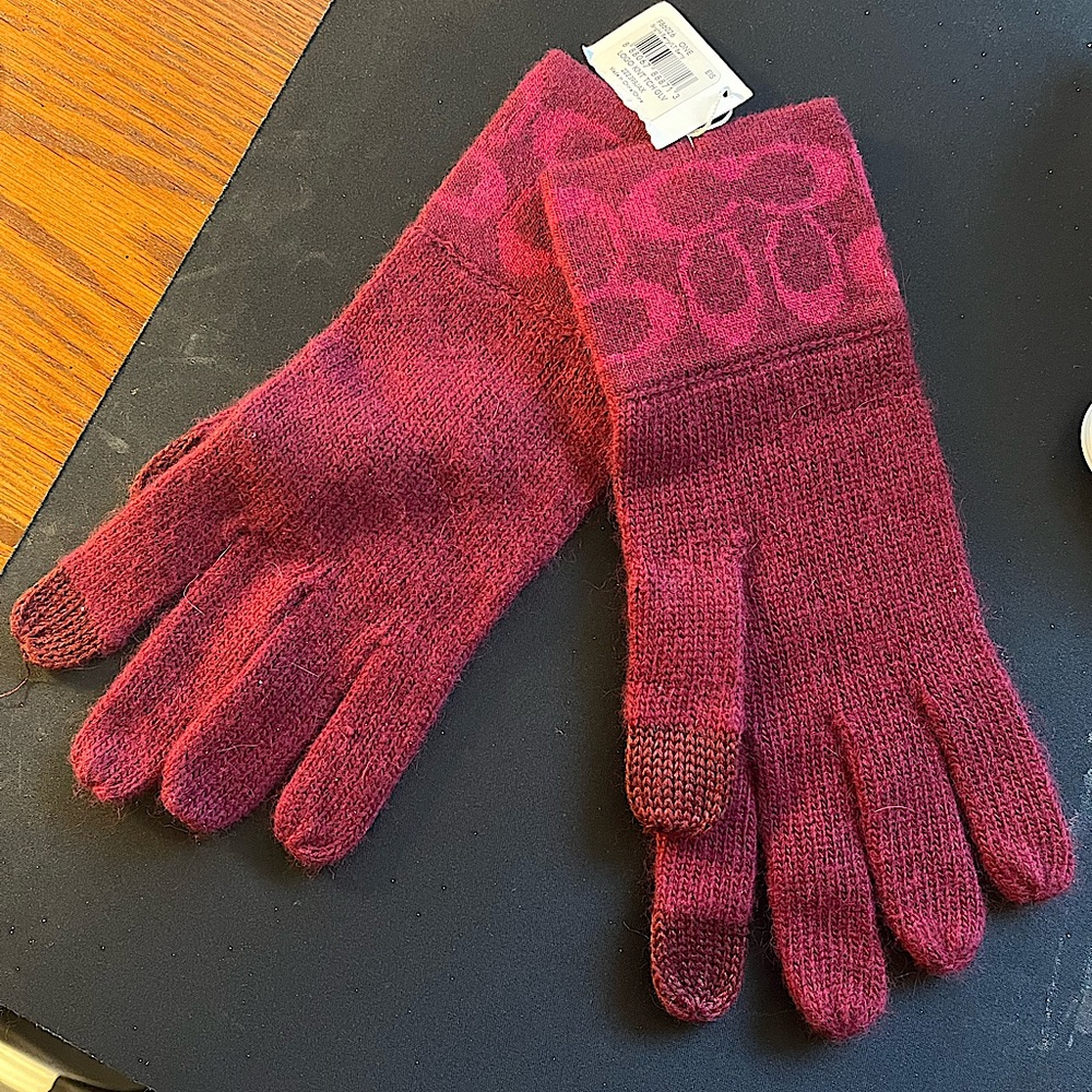 NWT Authentic Signature Knit Tech Gloves bright berry color.